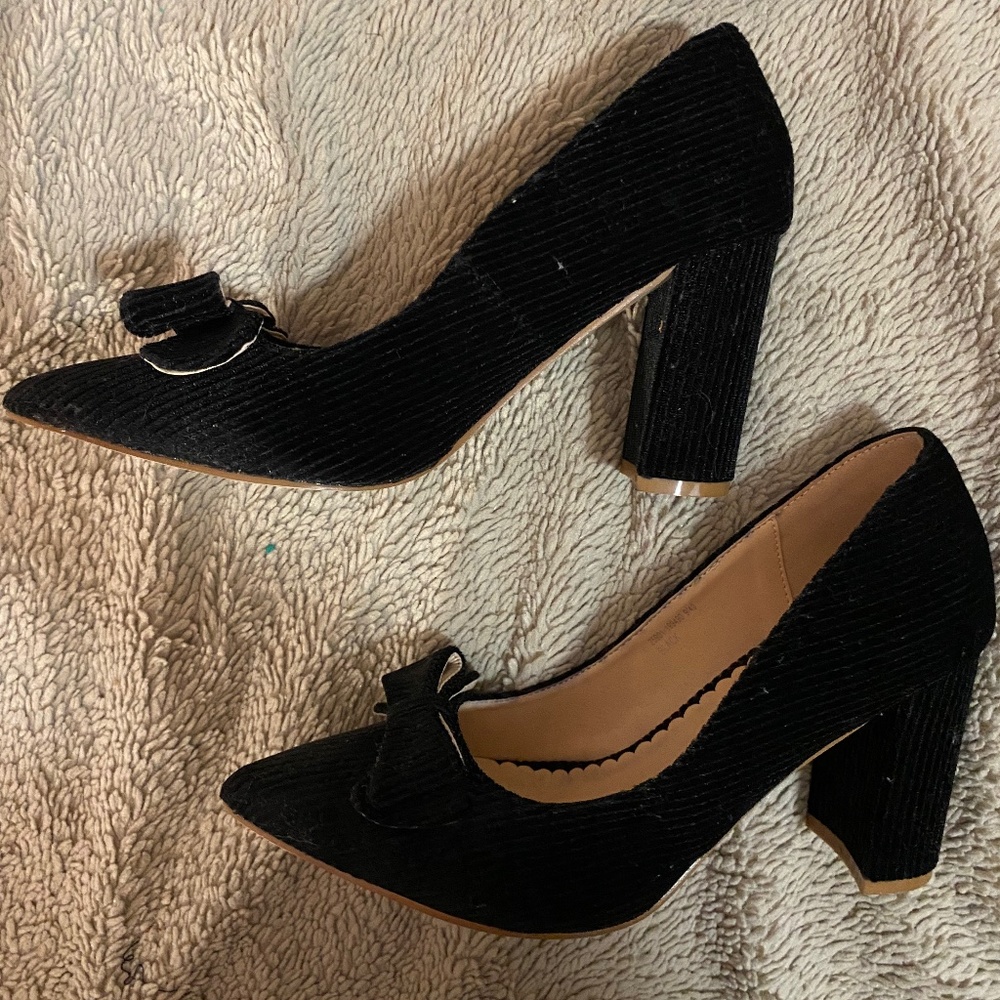 Pointed toe block heel